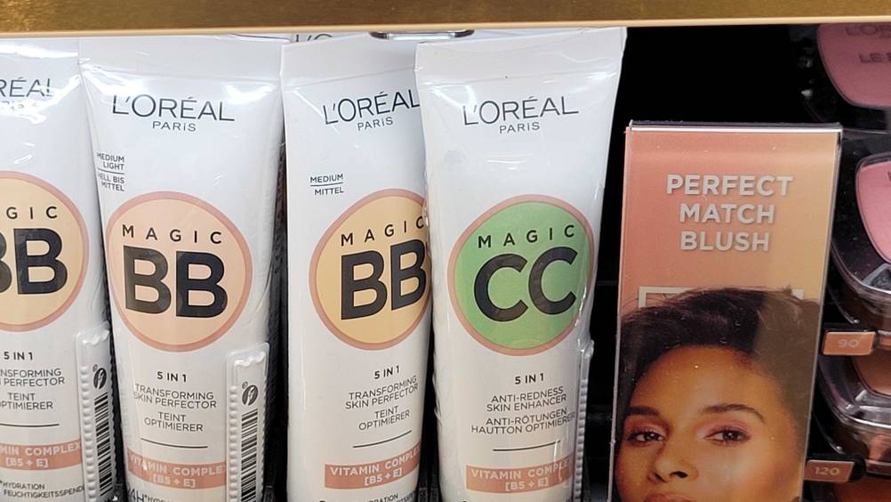 Mehrere Tuben der getesteten CC-Cream nebeneinander.