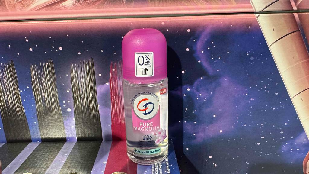 Im Test: Ein Fläschchen CD-Deo steht vor einer bunten Fläche.