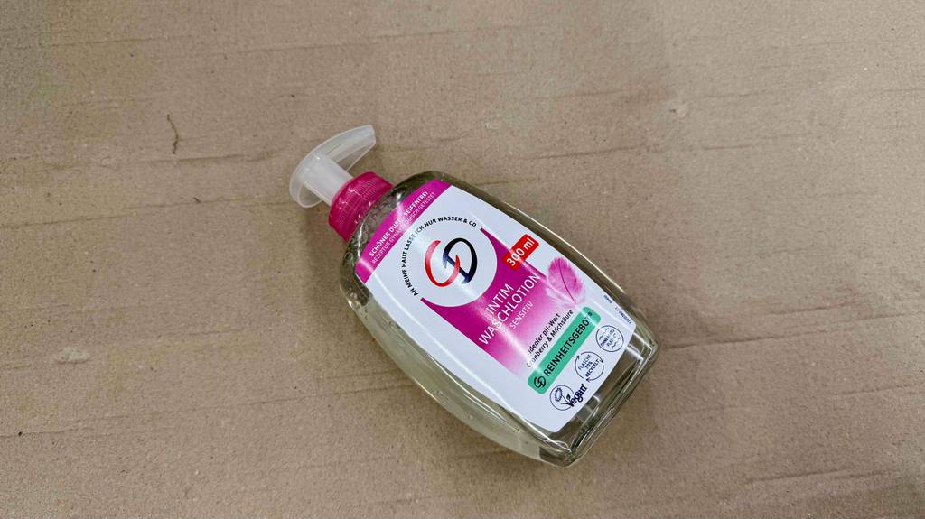 Intimwaschlotion-Test: Ein transparenter 300-ml-Spender liegt auf dem Boden.