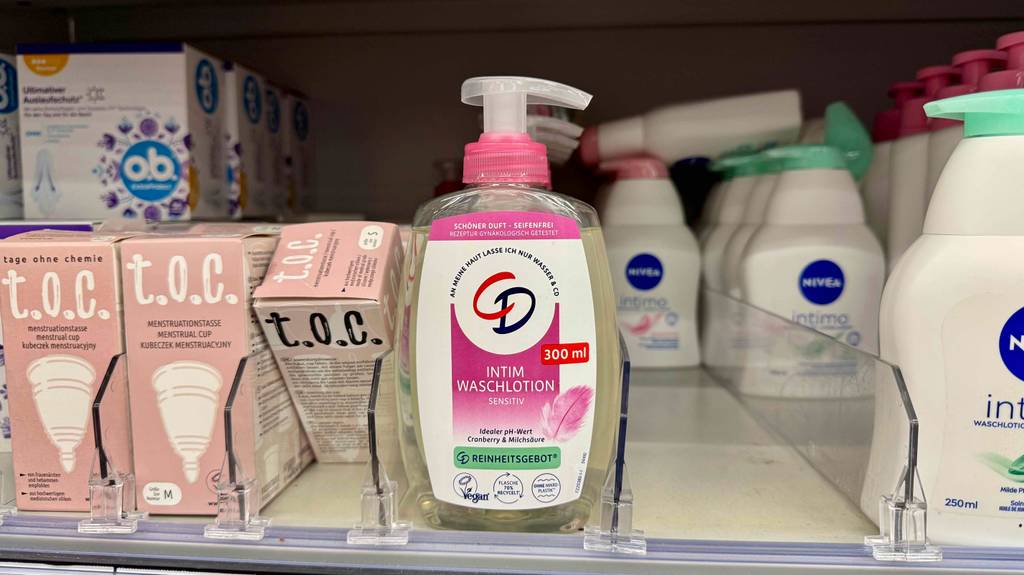 Getestete Intimwaschlotion im transparenten 300-ml-Spender steht auf einem Verkaufsregal neben weiteren Intimseifen.