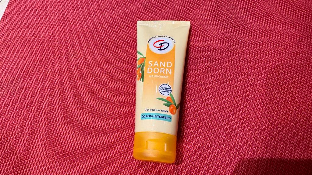 Sanddorn-Handcreme-Test: Auf der Vorderseite der Tube steht die Verwendung 