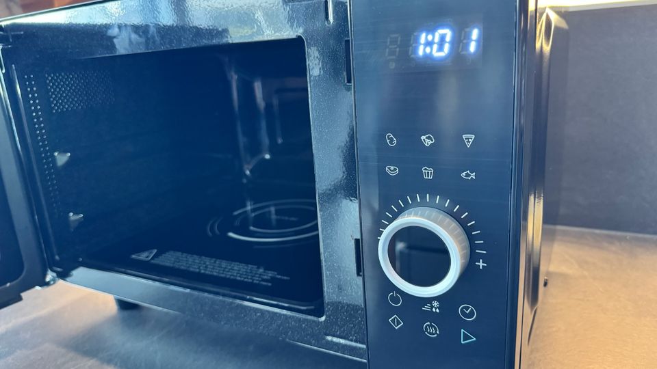Geöffnete Cecotec 01405 mit angeschaltetem Display