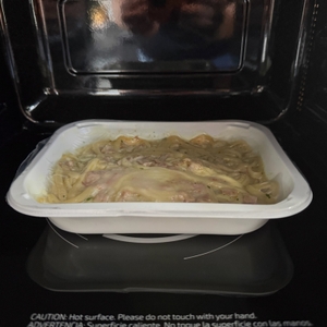 Nudelgericht im Inneren der Cecotec 01405