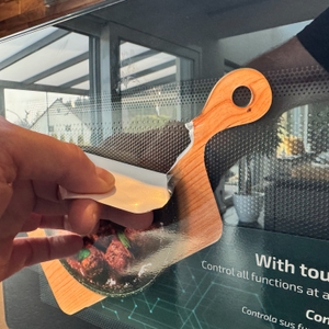 Aufkleber auf der Tür der Cecotec 01405