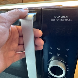 Eine Hand öffnet den Griff der Cecotec 01405