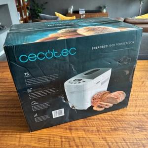 Der Karton des Cecotec Bread&Co steht auf einem Tisch