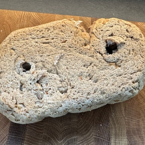 Auf der Unterseite des Brots aus dem Cecotec Bread&Co befinden sich zwei Löcher