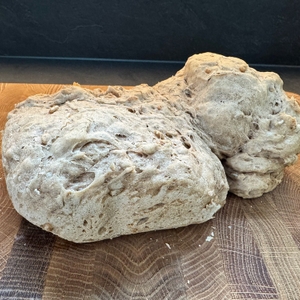 Fertiges Brot aus dem Cecotec Bread&Co liegt auf einem Holzbrett