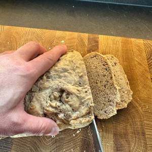 Brot aus dem Cecotec Bread&Co wird mit einem Messer geschnitten