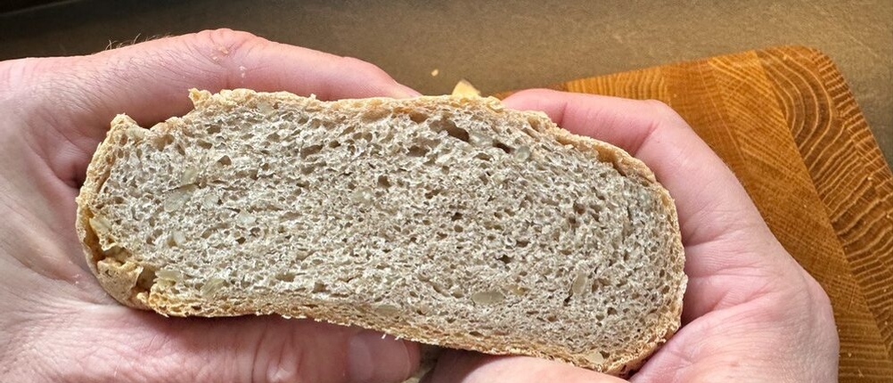 Geschnittenes Brot aus dem Cecotec Bread&Co wird von einer Hand gehalten