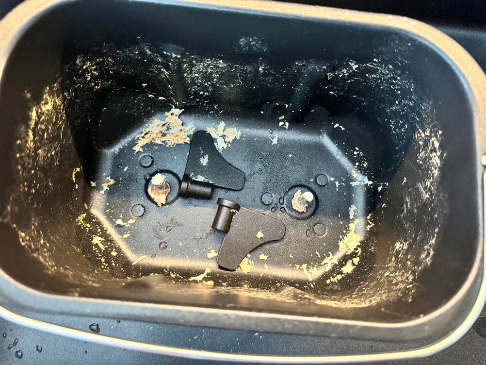 Der Behälter des Cecotec Bread&Co ist nach der Benutzung verschmutzt