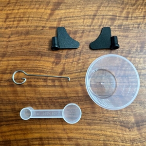 Das Zubehör des Cecotec Bread&Co liegt auf einem Tisch