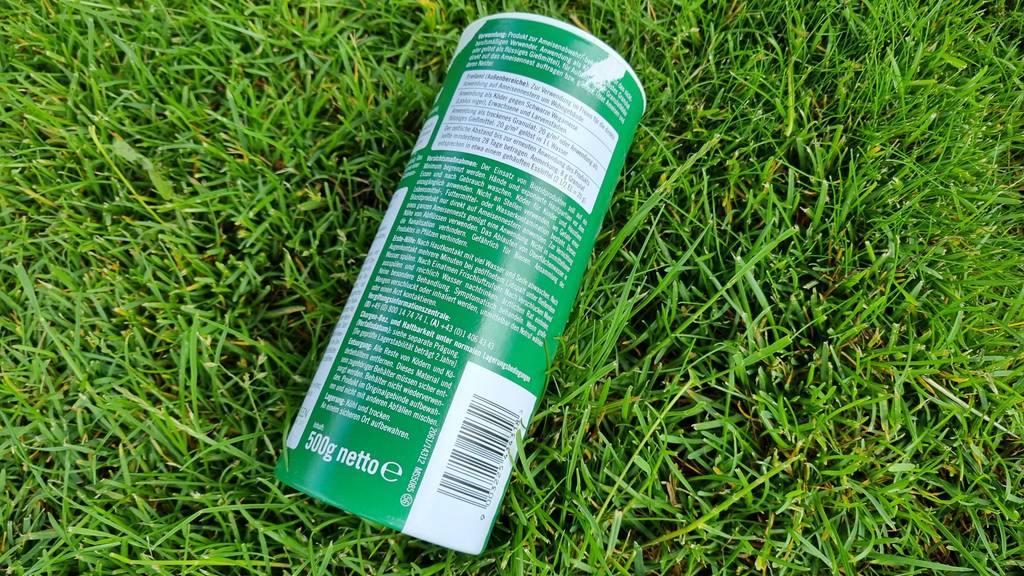 Getestete Ameisengiftdose liegt auf dem Boden, so dass man den Inhalt lesen kann