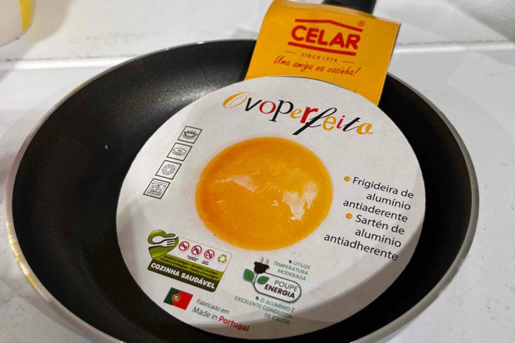 Im Test: Spiegelei-Pfanne von Celar steht auf weißer Fläche.