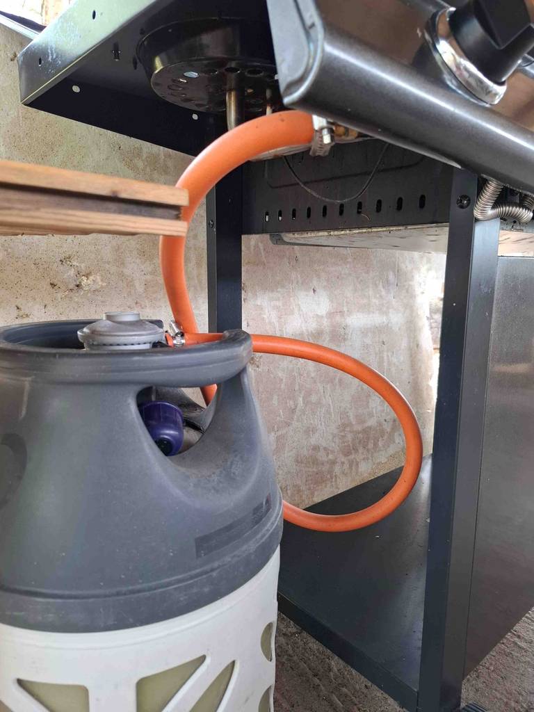 Gasgrill bis 300 Euro getestet: Blick auf die angeschlossene Gasflasche.