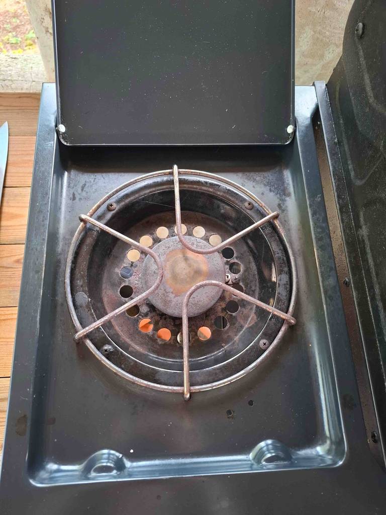 Blick von oben auf die Gasflammstelle eines getesteten Gasgrills bis 300 Euro.