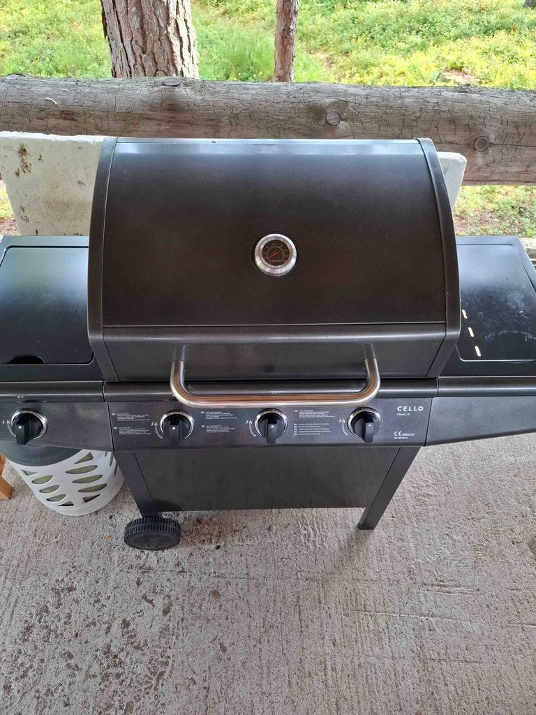 Gasgrill bis 300 Euro im Test: Blick von oben auf ein mit Deckel geschlossenes Gerät.