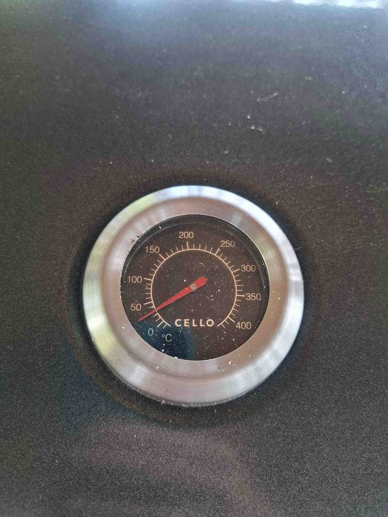 Detailansicht der Temperaturanzeige eines getesteten Gasgrills bis 300 Euro.