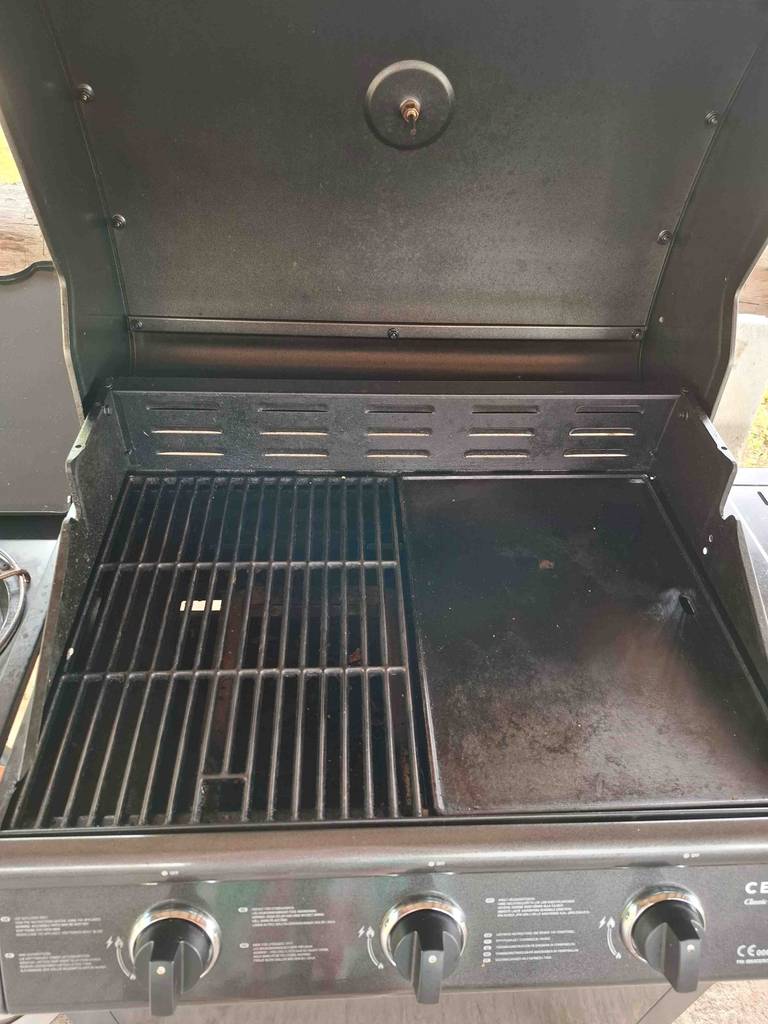 Frontansicht eines aufgeklappten Gasgrills bis 300 Euro im Test.