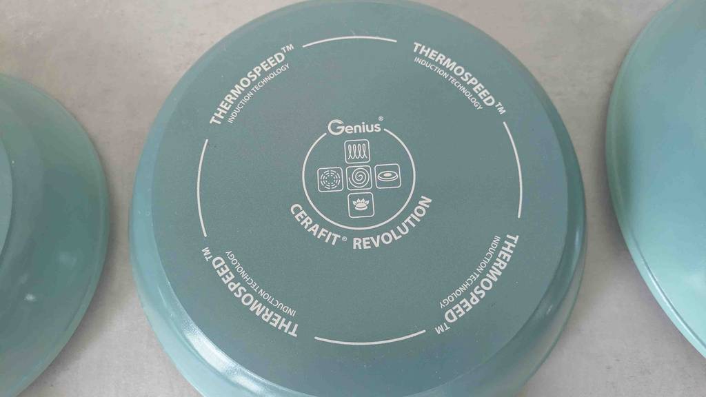Keramik-Pfannen-Set-Test: Auf der Unterseite der Pfannen stehen Informationen zum Produkt.