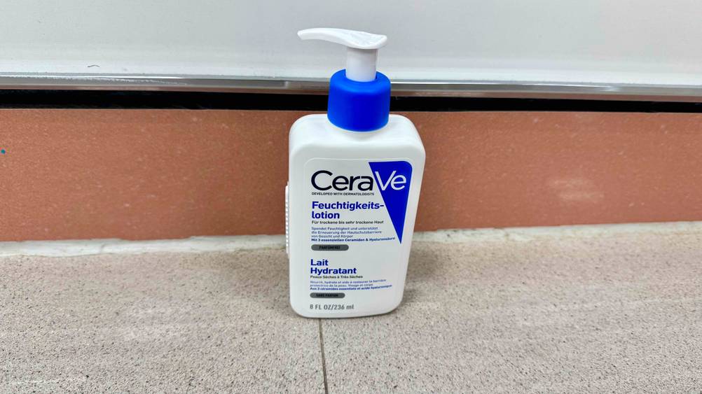 Getestet: Eine Cerave-Feuchtigkeitslotion vor einer Wand auf dem Boden stehend.