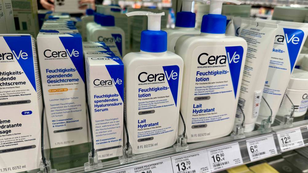 Mehrere Cerave-Feuchtigkeitslotions in einem Verkaufsregal mit Preisangaben.