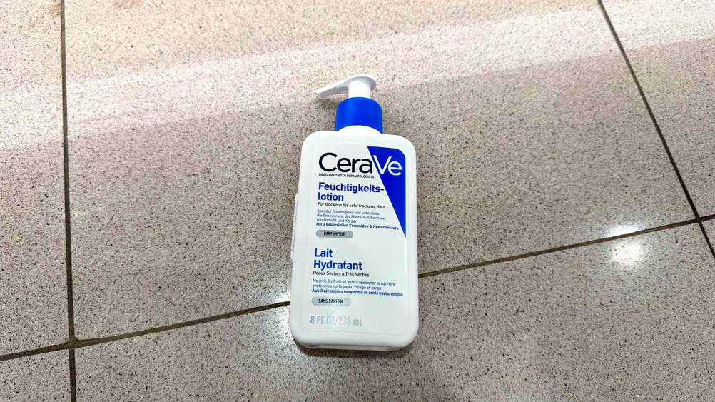 Eine Flasche der getesteten Cerave-Feuchtigkeitslotion liegt auf einem Fließenboden.
