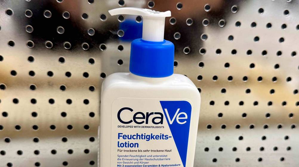 Cerave-Feuchtigkeitslotion getestet: Nahaufnahme der Verpackung mit Logo und Artikelbezeichung.