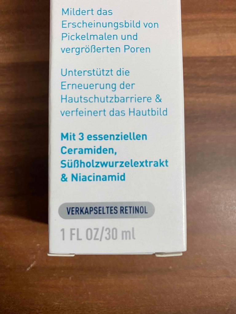 Retinol-Seren im Test: Nahaufnahme der Produktinformationen auf einer weißen Schachtel.