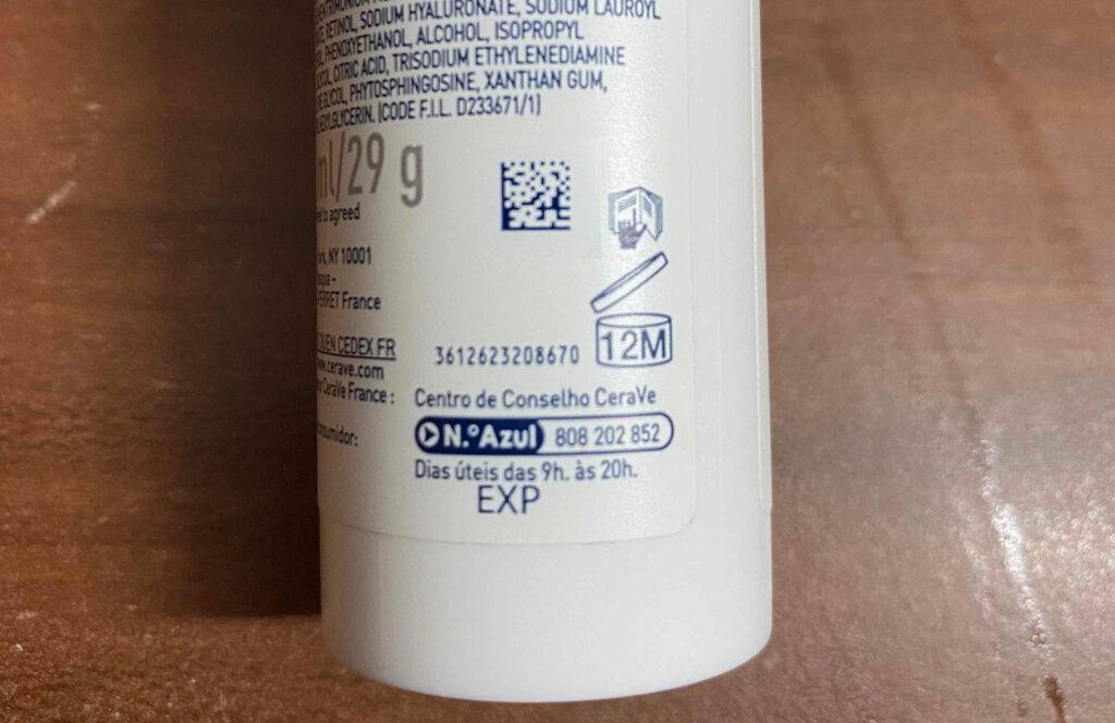 Getestet: Retinol-Serum in einer weißen Kunststoffflasche mit 29 g Retinol-Inhalt liegt auf einer Holzfläche.