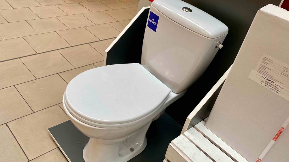 Stand-WC von Cersanit getestet: WC steht auf schwarzem Untergrund.