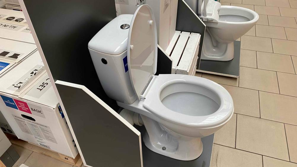 Toilettendeckel des getesteten Stand-WCs von Cersanit ist geöffnet.