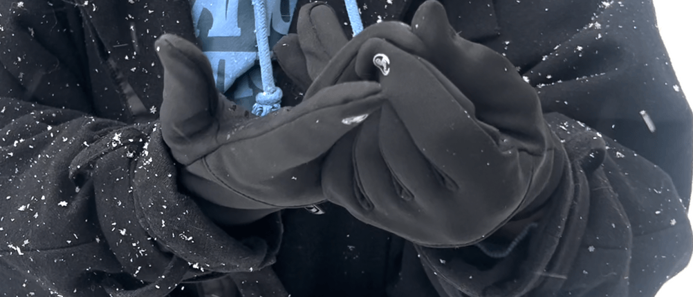 Damen-Handschuhe im Test: Schwarze Handschuhe werden anprobiert