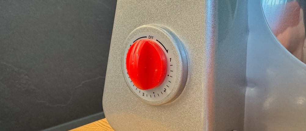 Roter Drehknopf zum Einstellen der Cgoldenwall-Getreidemühle