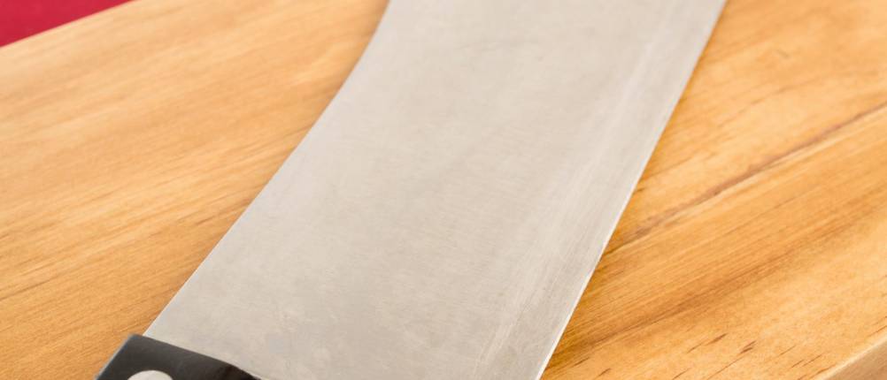 Chai-Dao-Messer-Test: Ein Chai-Dao-Messer liegt auf einem Holzbrett.