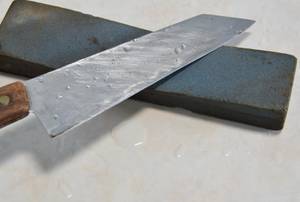 Chai-Dao-Messer-Test: Ein Chai-Dao-Messer liegt auf einem Wetzstein.