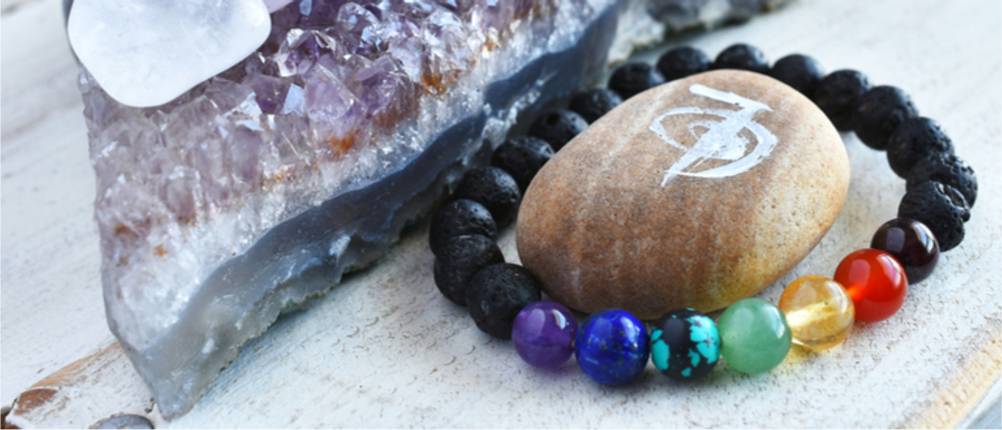 Chakra-Armband-Test: Armband mit Heilsteinen auf einem Tisch.