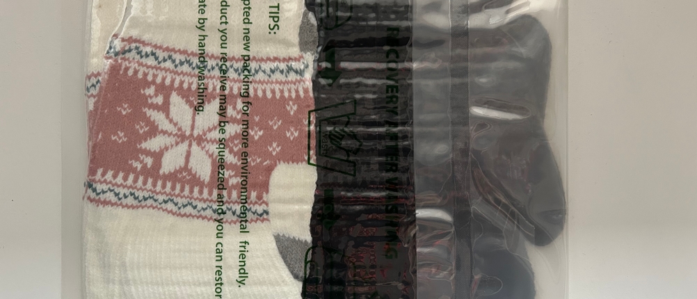 Handschuhe im Test: Verpackte Handschuhe auf weißem Untergrund