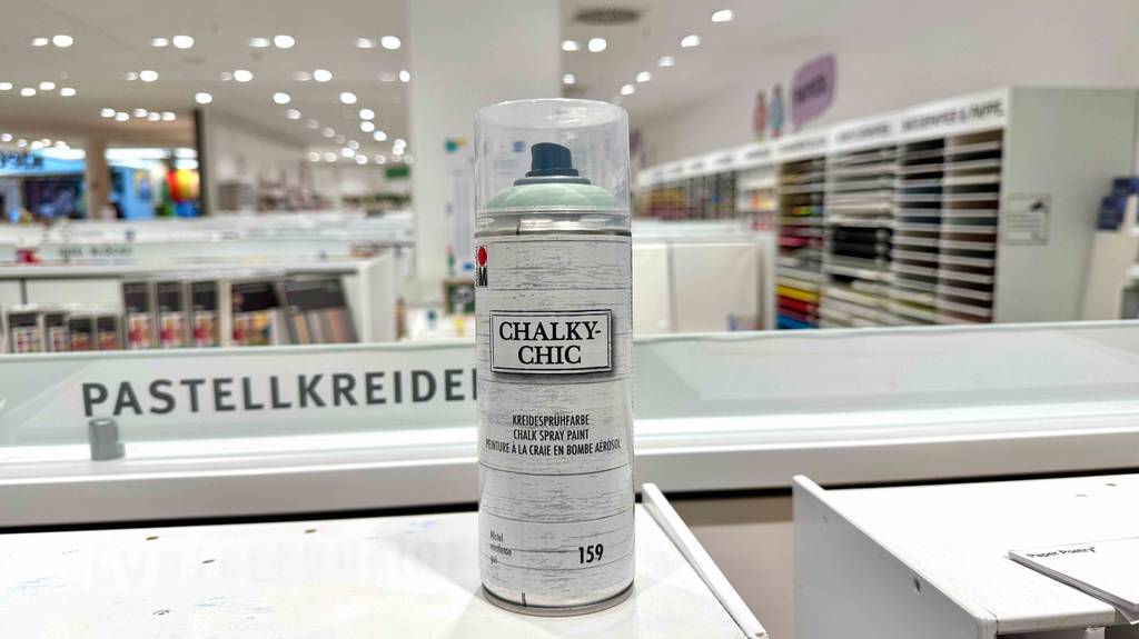 Kreidespray-Test: Eine Spraydose steht in einem Verkaufsbereich.