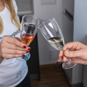champagner-sekt-unterschied-anstossen