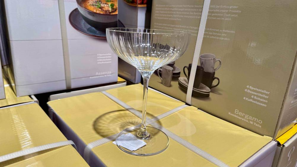 Auf einem Karton steht das getestete Champagnerglas.