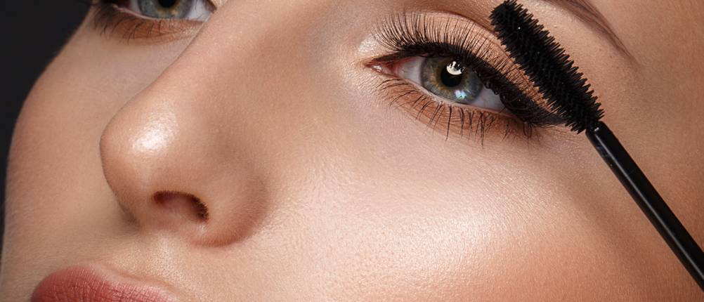 Chanel-Mascara-Test: Eine Frau tuscht sich die Wimpern mit einer schwarzen Mascara.
