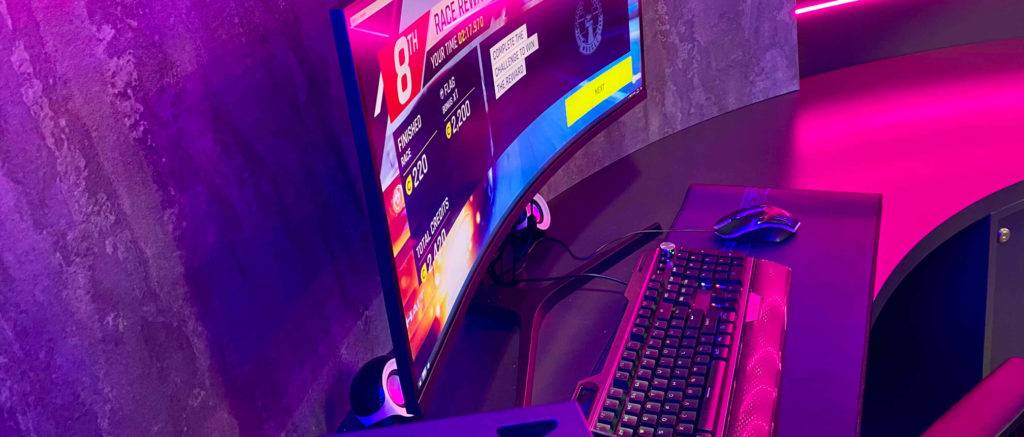 Vor dem getesteten Monitor steht eine Tastatur.