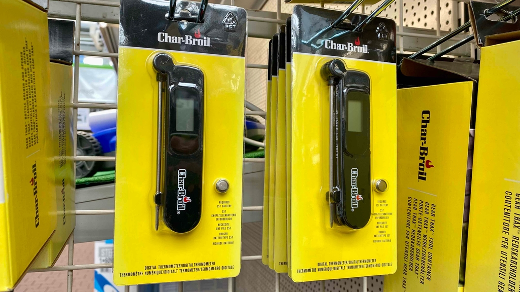 Mehrere gelbe Verpackungen mit digitalen Char-Broil Grillthermometern im Test hängen an einem Verkaufsregal.
