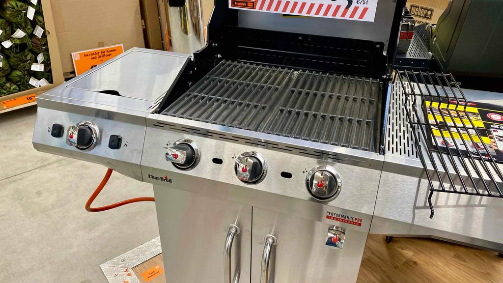 Nahansicht der Bedienknöpfe und der Grillfläche eines getesteten Char-Broil-Gasgrills.