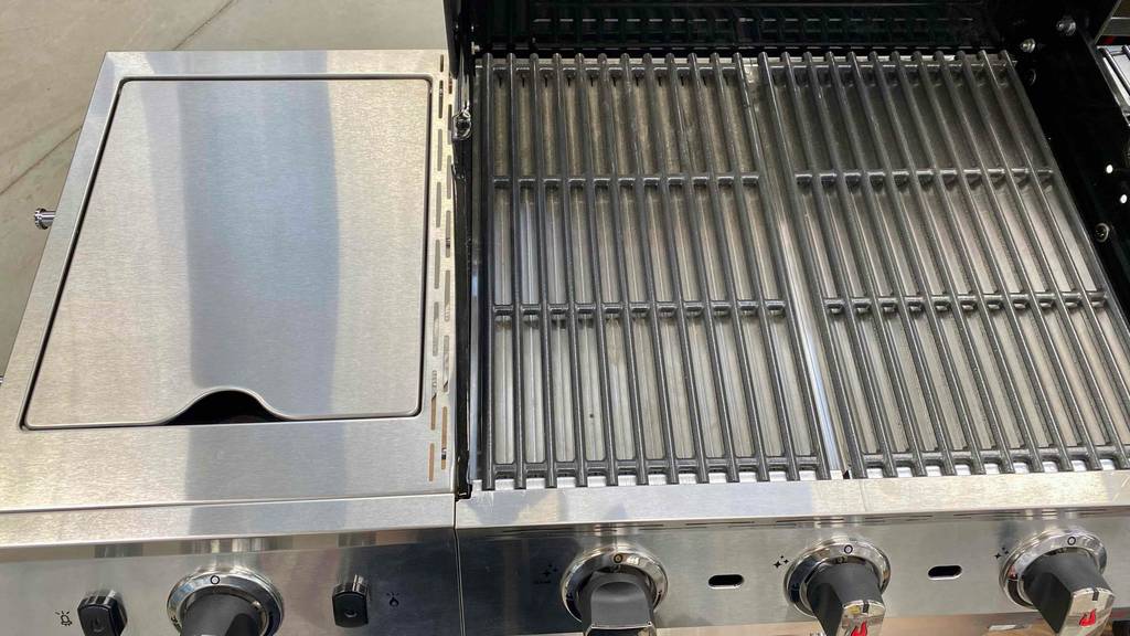 Detailansicht der Grillfläche eines getesteten Char-Broil-Gasgrills.