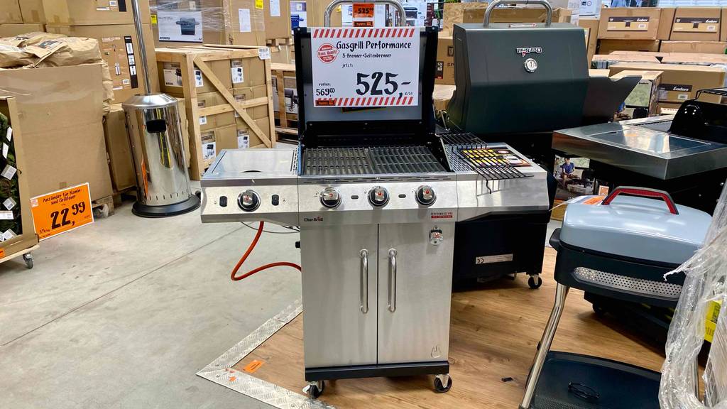 Frontansicht eines getesteten Char-Broil-Gasgrills, der in einem Verkaufsraum steht.