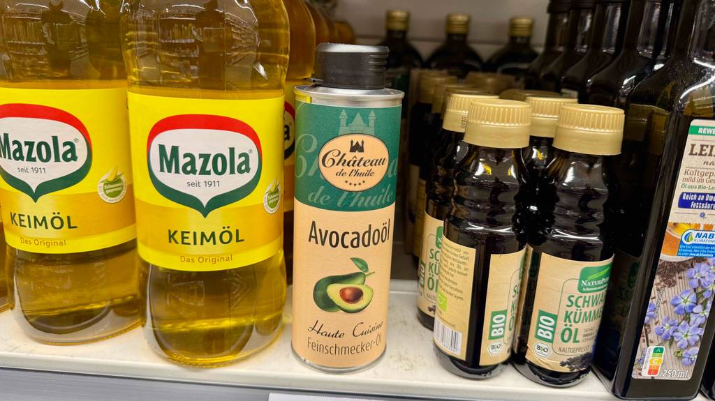 Avocadoöl im Test: ein Feinschmecker-Öl der Marke Chateau steht neben weiteren Lebensmittel-Ölen.