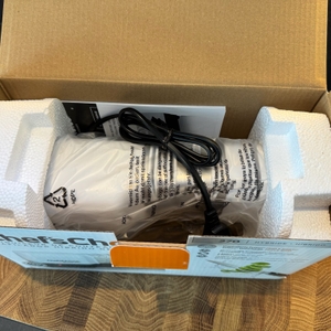 Geöffneter Karton des Chef's Choice 270100