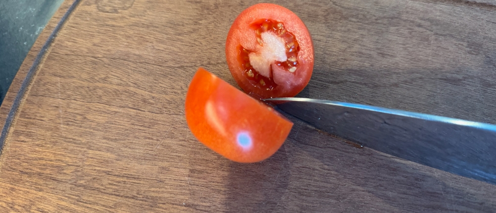 Durchgeschnittene Tomate nach dem Schleifen mit dem Chef's Choice 270100